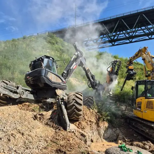 Spinnenbagger und Bagger beim Bohren unter einer Brücke